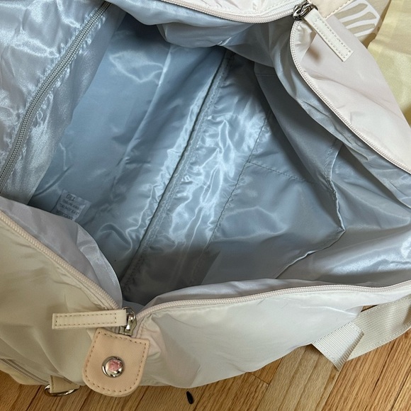 NWT Amazon Cream Weekender Bag with Soft Structure and Versatile Design - Picture 8 of 12